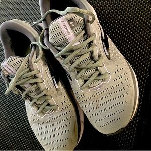 Brooks women’s running shoes